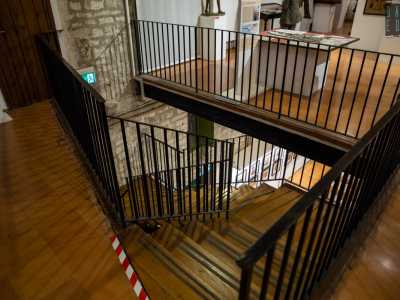 Saliamo ora una scalinata di legno e raggiungiamo il primo piano, dove ci sono i �pezzi forti� della collezione